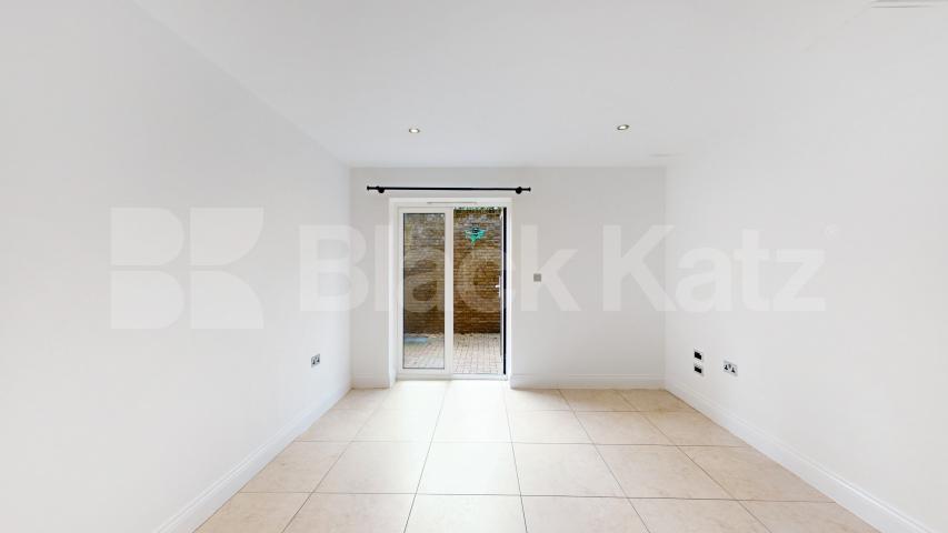 Fantastic 3 bed 2 bath within a private secure development mins to shops Huguenot Drive, Palmers Green